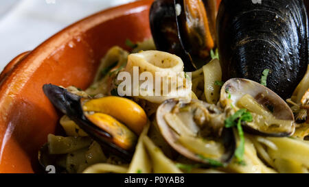 Spaghetti con frutti di mare, cozze, gamberi e seppia Foto Stock