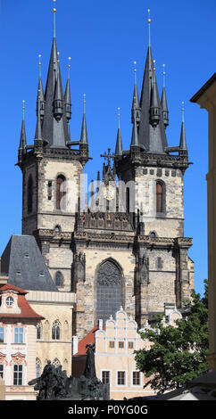 Repubblica Ceca, Praga, Old Town Square, Jan Hus monumento, la Madonna della chiesa di Tyn, Foto Stock