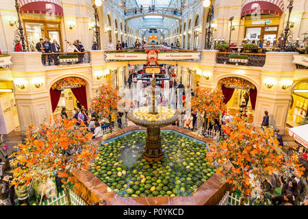 Mosca, Russia - 16 Settembre 2017: Grandi Magazzini Gum, il più antico centro commerciale decorata da cocomeri di fontana rotonda. Foto Stock