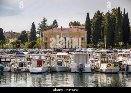 Istria, Croazia, Aprile 2018 - Righe di barche ormeggiate presso la città costiera di Porec Foto Stock