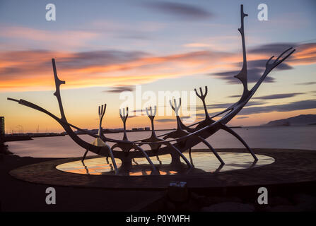 Reyklavik, Islanda - 28 Luglio 2017: Moderna Scultura di metallo che assomiglia a una lunga Viking Ship, Sun Voyager nel porto di Reykjavik, Islanda Foto Stock