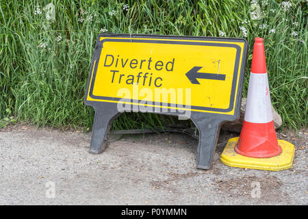 Cartello giallo "traffico intenso". Per perdita di dati, percorsi alternativi, ritardi, lavori stradali, manutenzione stradale, lavori stradali nel Regno Unito, chiusura temporanea della strada. Foto Stock