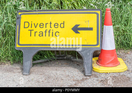 Cartello giallo "traffico intenso". Per perdita di dati, rotte alternative, ritardi, segnaletica stradale UK, manutenzione stradale, Lavori stradali nel Regno Unito, chiusura temporanea della strada. Foto Stock