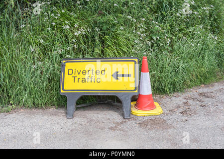 Cartello giallo "traffico intenso". Per perdita di dati, rotte alternative, ritardi, segnaletica stradale UK, manutenzione stradale, Lavori stradali nel Regno Unito, chiusura temporanea della strada. Foto Stock