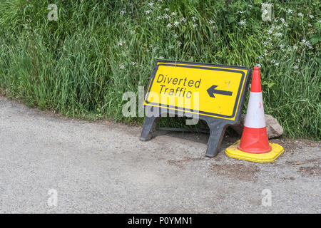 Cartello giallo "traffico intenso". Per perdita di dati, rotte alternative, ritardi, segnaletica stradale UK, manutenzione stradale, Lavori stradali nel Regno Unito, chiusura temporanea della strada. Foto Stock