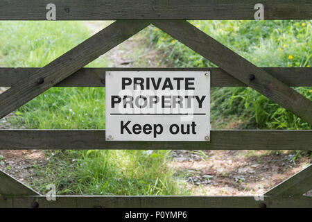 Tenere fuori la proprietà privata cartello di avvertenza sul cancello. Concetto di trasgressione. Foto Stock