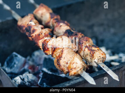 Gustosa shish kebab il processo di cottura. Carne alla griglia Foto Stock