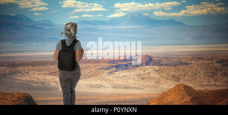 Un turista ragazza è viaggiare con lo zaino nel deserto di Atacama. Foto Stock