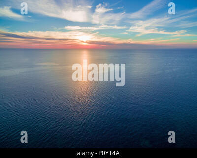 Seascape minimalista al tramonto - tramonto sul mare tranquillo Foto Stock