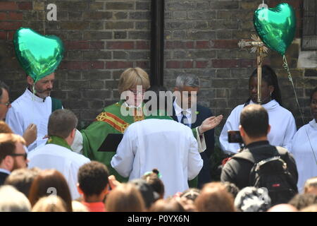 Sindaco di Londra Sadiq Khan e vescovo di Londra Sarah Mullally frequentare la dedicazione di un nuovo memorial garden a San Clemente Chiesa, Notting Dale, West London in occasione del primo anniversario del disastro Grenfell. Foto Stock