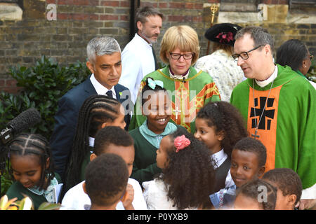 Sindaco di Londra Sadiq Khan (sinistra) e il vescovo di Londra Sarah Mullally frequentare la dedicazione di un nuovo memorial garden a San Clemente Chiesa, Notting Dale, West London in occasione del primo anniversario del disastro Grenfell. Foto Stock