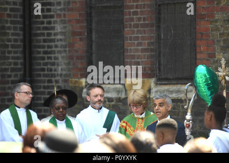 Sindaco di Londra Sadiq Khan (a destra) e il vescovo di Londra Sarah Mullally (seconda a destra) frequentano la dedicazione di un nuovo memorial garden a San Clemente Chiesa, Notting Dale, West London in occasione del primo anniversario del disastro Grenfell. Foto Stock