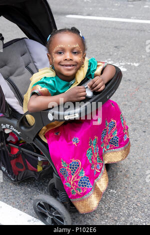 Una molto carina ragazza giovane con una faccia dipinta al carro Rathayatra festival e la parata in Midtown Manhattan, a New York City. Foto Stock