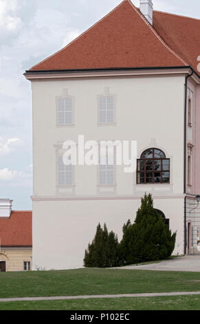 Quattro trompe-l'oeil windows dipinta sulla fiancata di un edificio di Gottweig complesso abbaziale off il Fiume Danubio in Austria. Foto Stock