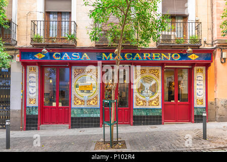 Madrid bar, vista sul colorato fronte di un bar nella storica zona Malasana di Madrid, Spagna. Foto Stock