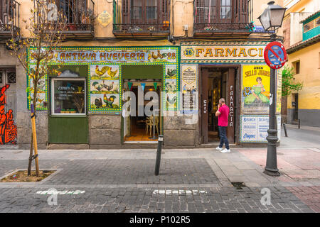 Madrid bar, vista di un bar nel quartiere Malasana di Madrid che ha conservato l'originale azulejo piastrelle e segni di un ex farmacia locale. Foto Stock