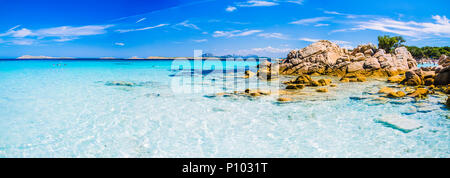 Cancellare incredibile di colore azzurro acqua di mare con scogli di granito in spiaggia di Capriccioli, Sardegna, Italia Foto Stock