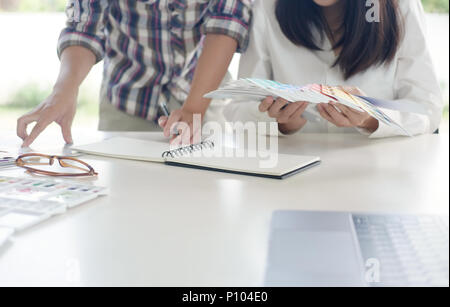 Progettazione creativa di colore con la riunione in ufficio. Foto Stock