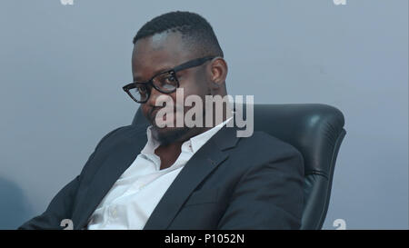 Riflessivo African American businessman seduto in ufficio Foto Stock