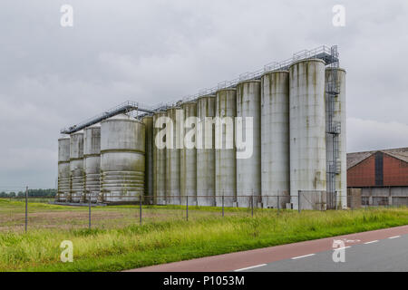 Vecchio weatrhered silos in fabbrica Foto Stock