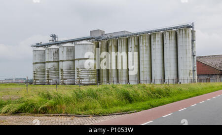 Vecchio weatrhered silos in fabbrica Foto Stock