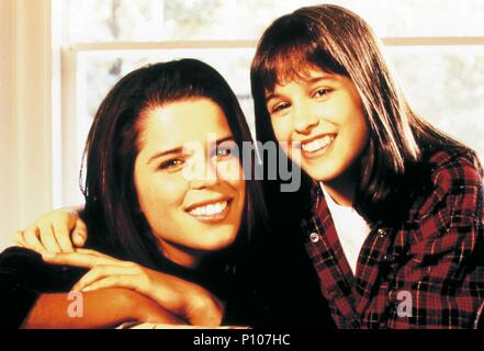 Pellicola originale titolo: un partito di cinque-TV. Titolo italiano: un partito di cinque-TV. Regista: CHRISTOPHER KEYSER E AMY LIPPMAN. Anno: 1994. Stelle: LACEY CHABERT; NEVE CAMPBELL. Credito: Columbia Pictures televisione / Album Foto Stock