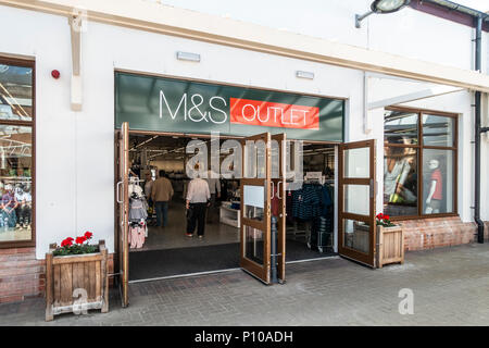 Ingresso al M&S / Marks & Spencer uscita al Gretna Gateway Outlet Village, un viaggio di 'small' nel sud della Scozia. Foto Stock