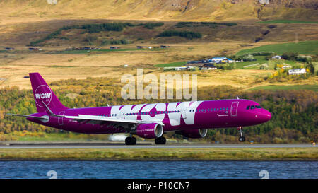 Airbus A321 piano con aria di Wow logo: pratiche pilota di decollo e di atterraggio in Akureyri aeroporto in Islanda Foto Stock