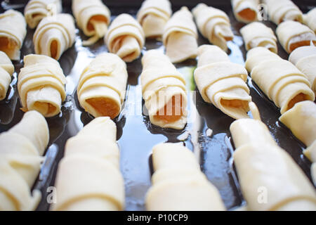 I cookie ciambelle con marmellata su un vassoio Foto Stock