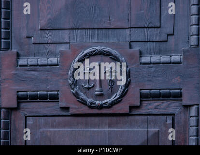 In legno intagliato porta in Brera, elegante quartiere di Milano, Italia Foto Stock