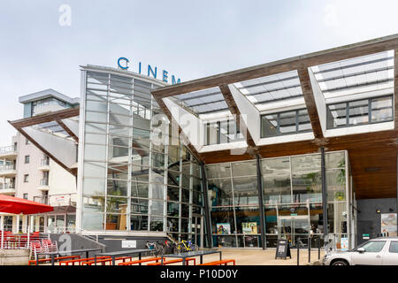 La facciata anteriore del Harbour Lights Picturehouse cinema in Southampton Ocean Village, Southampton, England, Regno Unito Foto Stock