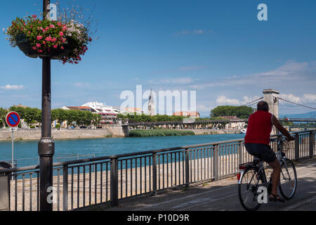 Passeggiata lungo il fiume Rodano cercando di fronte a Tournon sur Rhone Auvergne-Rhône-Alpes Francia Foto Stock