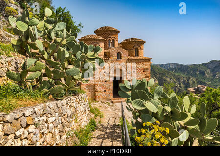 Cattolica di Stilo del IX secolo la chiesa, di stile bizantino, ficodindia cactus, di stilo, Calabria, Italia Foto Stock