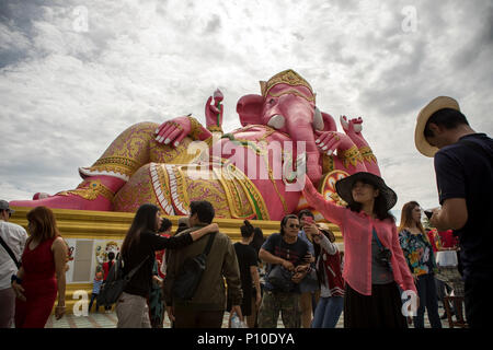 CHACHOENGSAO THAILANDIA - June10,2018 : un ampio numero di turisti fotografare davanti a rosa ganesha statua al wat saman rattanaram più popolari Foto Stock