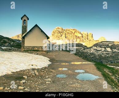 Tre Cime tour. Cappella di montagna vicino a Tre Cime di Lavaredo nelle Dolomiti Trentino Foto Stock