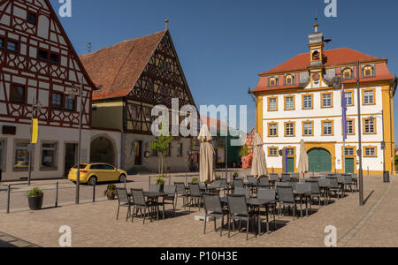 Maine square a Bad Bruckenau Germania circondato con la vecchia casa in legno e muratura ed un cielo blu in background. Foto Stock