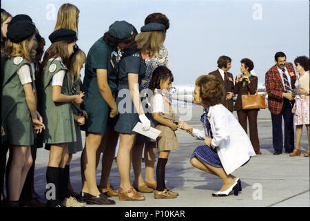 1976, 8 marzo - Skyharbor International Airport - Phoenix, AZ - Betty Ford, comitato di benvenuto, Sindaco Margaret Hance, membri della Mesa Comitato bicentenario, Girl Scouts, Brownie Scout - BF piegatura per parlare di Brownie; non tutti nel telaio - Campagna viaggio in Arizona; First Lady; Arrivo Aeroporto - Phoenix, Arizona Foto Stock