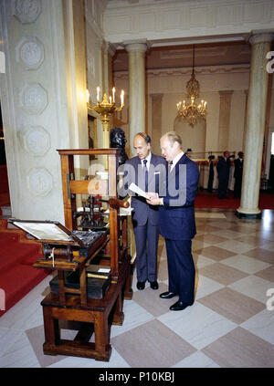 1976, 17 maggio - La Casa Bianca; - Gerald Ford; Valery Giscard d'Estaing - in piedi; esaminare un antico stampa presentato come un dono del bicentenario a nome del popolo di Francia - Visita di Stato del presidente francese Valéry Giscard d'Estaing-State dono; Bicentenario Foto Stock