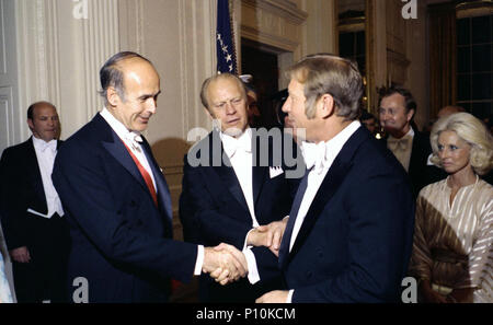 1976, 17 maggio - Grand Hall/Hall - La Casa Bianca - Gerald Ford, Valery Giscard d' Estaing, Mickey mantello, gli ospiti - in piedi, lo handshaking; abbigliamento formale, tirante bianco - Visita di Stato del presidente francese Valéry Giscard d'Estaing-State Dinner-Receiving linea; New York Yankee Mickey mantello Foto Stock