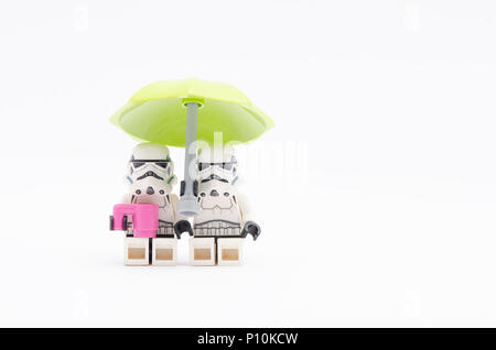 La mini figura di Storm Trooper avente un drink con uno di loro a guardare. Lego minifigures sono fabbricati da Lego. Foto Stock