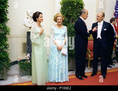 1976, 17 maggio - La Casa Bianca - Gerald Ford, Betty Ford, Presidente & Mrs. Giscard d'Estaing - 4 piedi, parlando in prossimità della linea di ricevimento; Betty Ford indossando blu e verde pastello stampa floreale di chiffon senza maniche Estevez vestaglia; usura formale; bianco cravatta - Visita di Stato del presidente francese Valéry Giscard d'Estaing; Stato cena; dopo cena la linea di ricezione Foto Stock