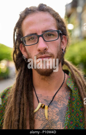 Giovane bello ispanica uomo turistica con Dreadlocks nel stree Foto Stock