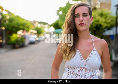 Giovane bella ispanica donna turistiche nelle strade all'aperto Foto Stock