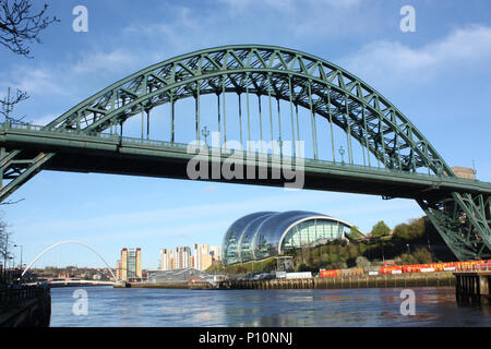 Il Tyne Bridge sul fiume Tyne tra Newcastle e Gateshead - un singolo arco ponte che attraversa il fiume Foto Stock