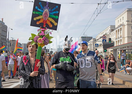 Varsavia, Polonia - 9 Giugno 2018: i partecipanti di grande parata di uguaglianza - comunità LGBT Pride Parade nella città di Varsavia Foto Stock