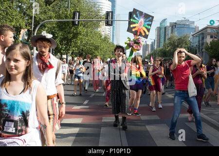 Varsavia, Polonia - 9 Giugno 2018: i partecipanti di grande parata di uguaglianza - comunità LGBT Pride Parade nella città di Varsavia Foto Stock