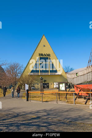 OSLO, Norvegia - 12 Aprile 2010: persone vicino al Museo Fram sulla penisola Bygdoy Foto Stock