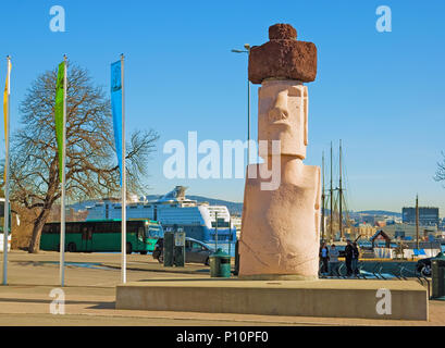 OSLO, Norvegia - 12 Aprile 2010: Bygdoy penisola. Un monumento vicino Museo Kon-Tiki Foto Stock