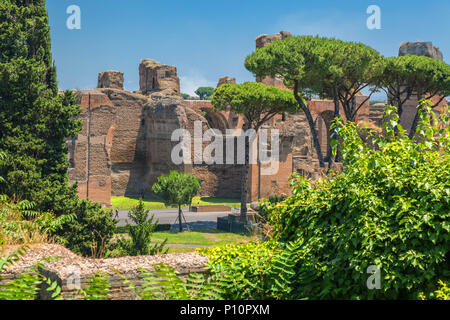 I resti delle antiche Terme di Caracalla a Roma. Foto Stock
