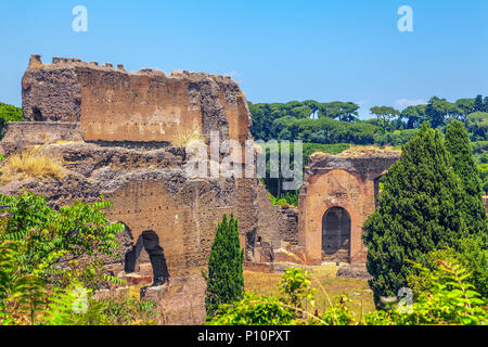 I resti delle antiche Terme di Caracalla a Roma. Foto Stock